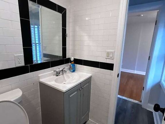 3rd image of 162 Linden St