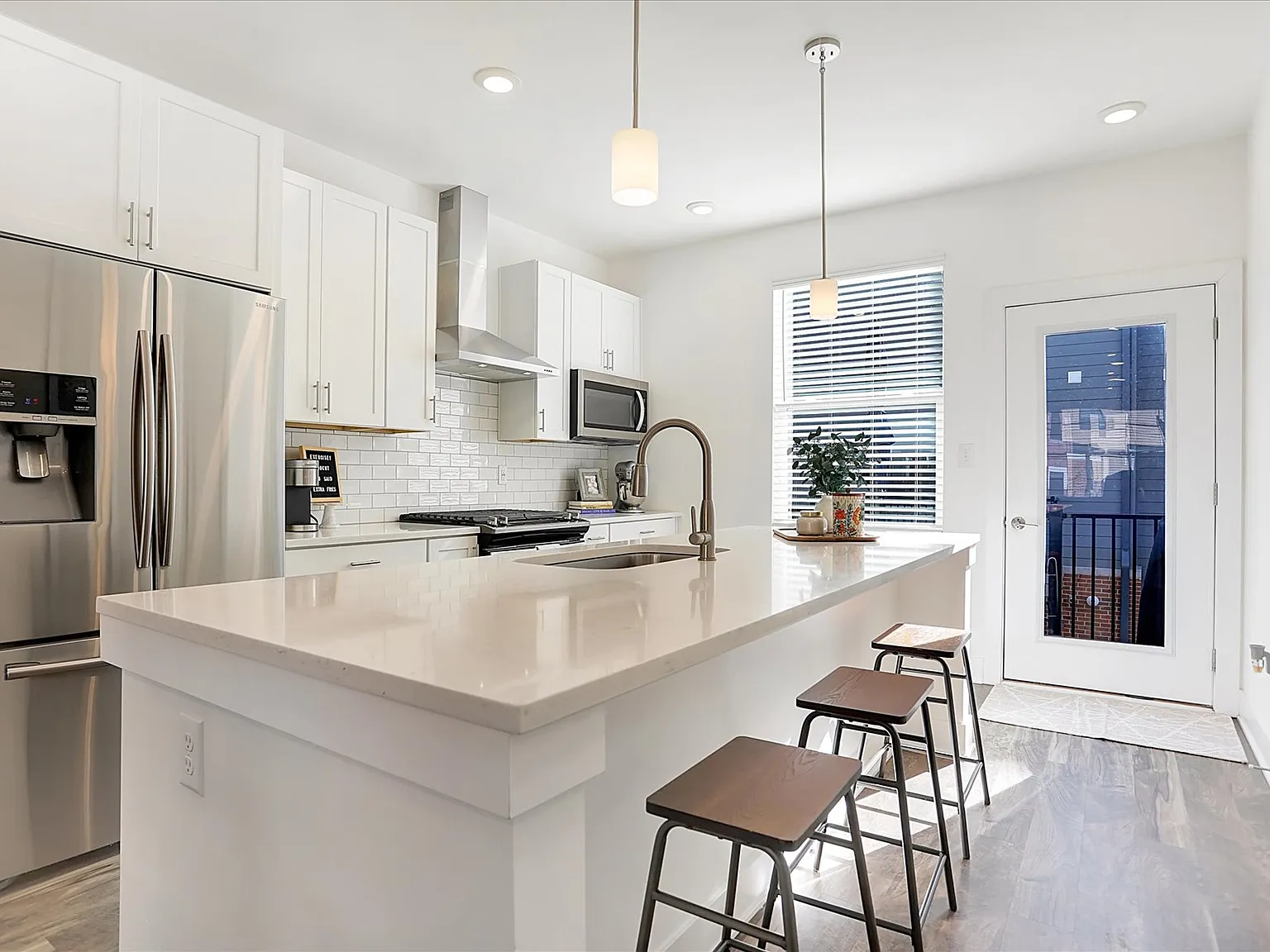 2 bed, 2.5 bath, 1360 sqft, $2,300 — Photo 3
