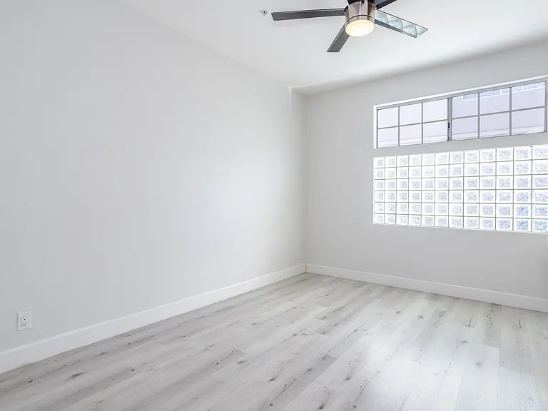 18347 Saticoy St #28 — Photo 10