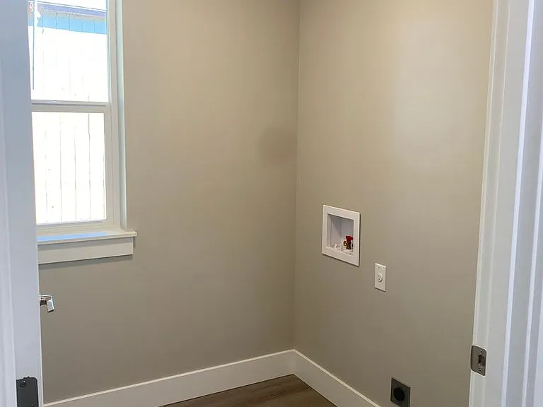 240 NE College Ave — Photo 8