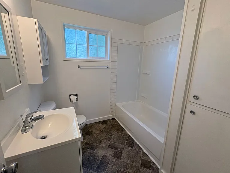 C2402 - Maple Court Apartments — Photo 12