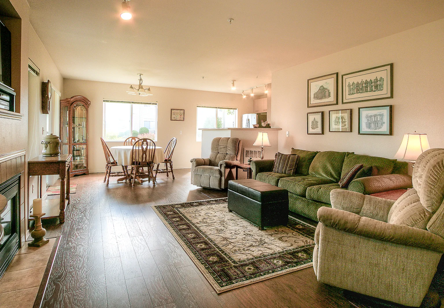 Beautiful 3 Bedroom Bordeaux Condo with 2 Garages — Photo 1