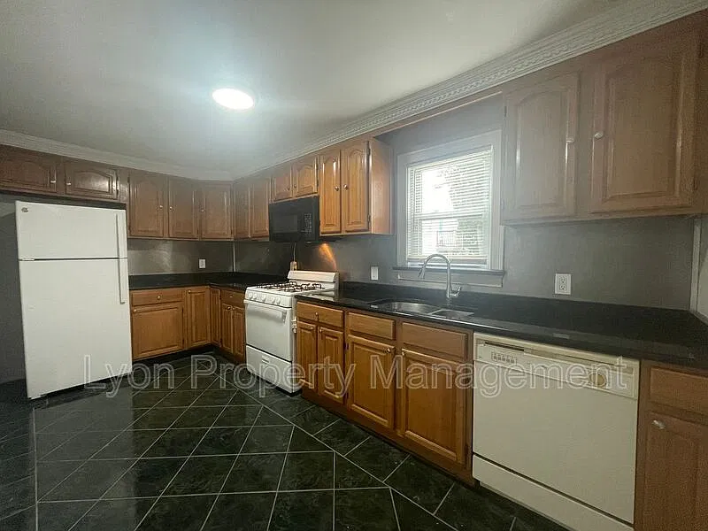 3 bed, 1.0 bath, 1147 sqft, $2,200 — Photo 2