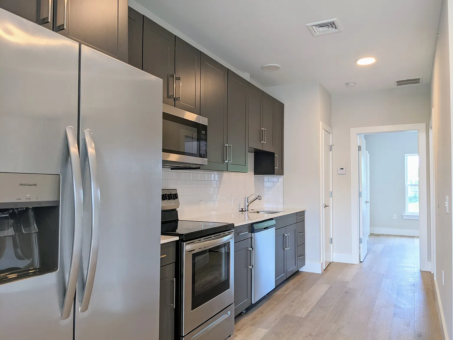 1 bed, 1092 sqft, $1,898 — Photo 3
