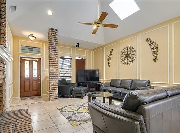 3rd image of 2711 Coventry Ln