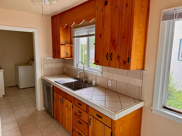 1121 E Madison St — Photo 16