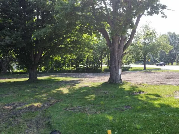 102 Iroquois St, Elk Rapids, MI 49629