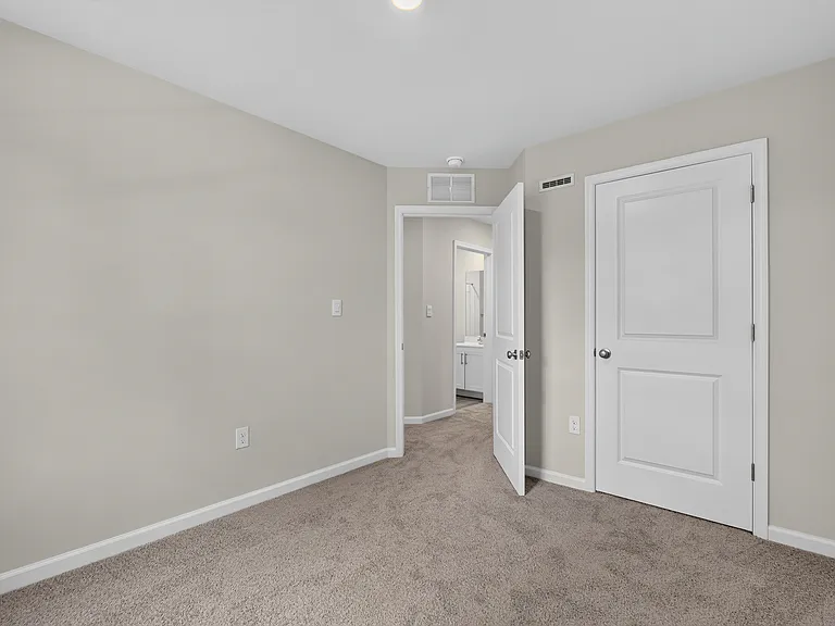 149 Essex Dr — Photo 35