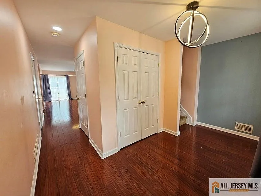 4 bed, 2.5 bath, 1868 sqft, $4,000 — Photo 3