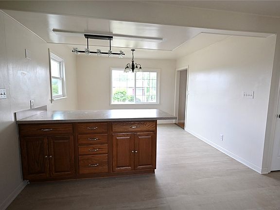 5th image of 810 York St