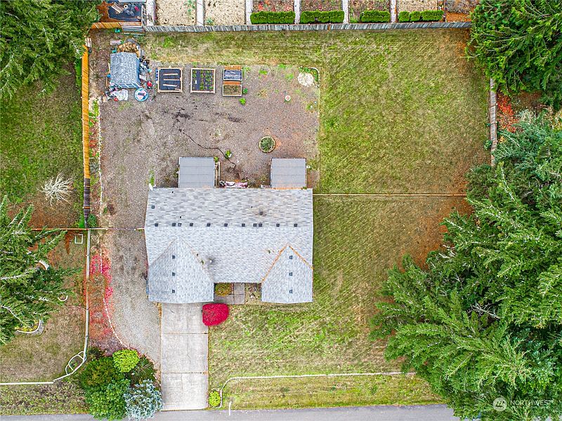 3rd image of 604 Nieland Loop SE