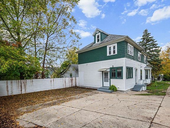 4th image of 901 Baraga St NE