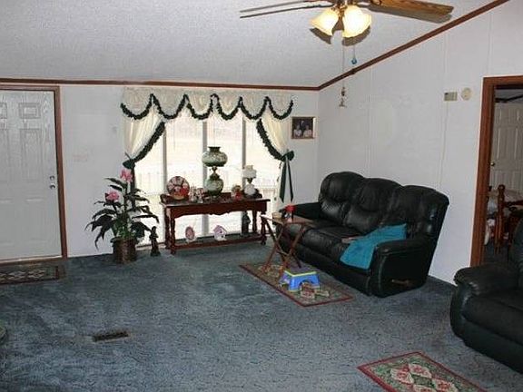 LARGE FAMILY ROOM