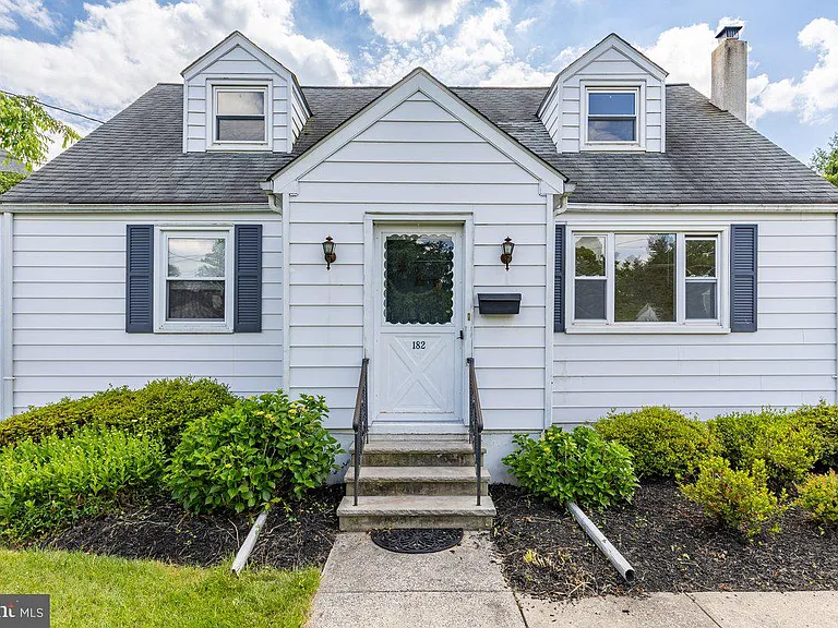 182 Linden Ln — Photo 2