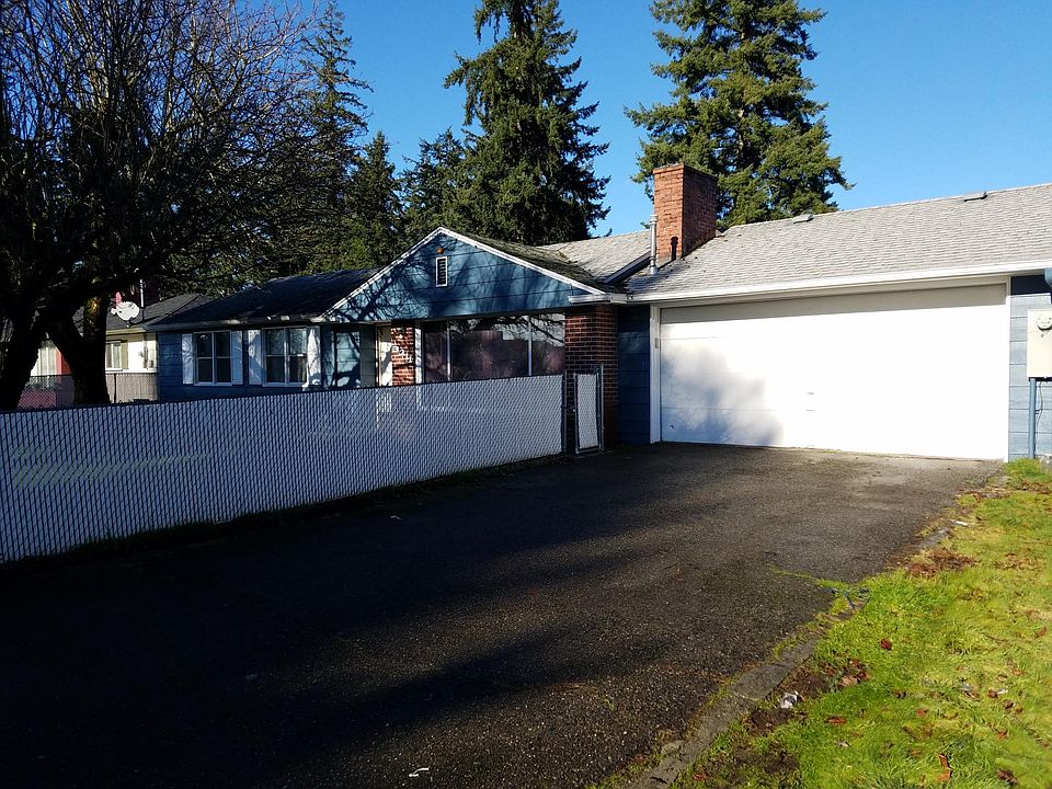 2 car garage with work bench, huge driveway