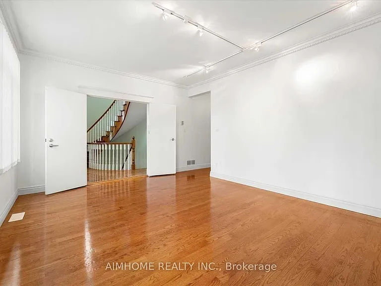 1081 Glencairn Ave — Photo 13