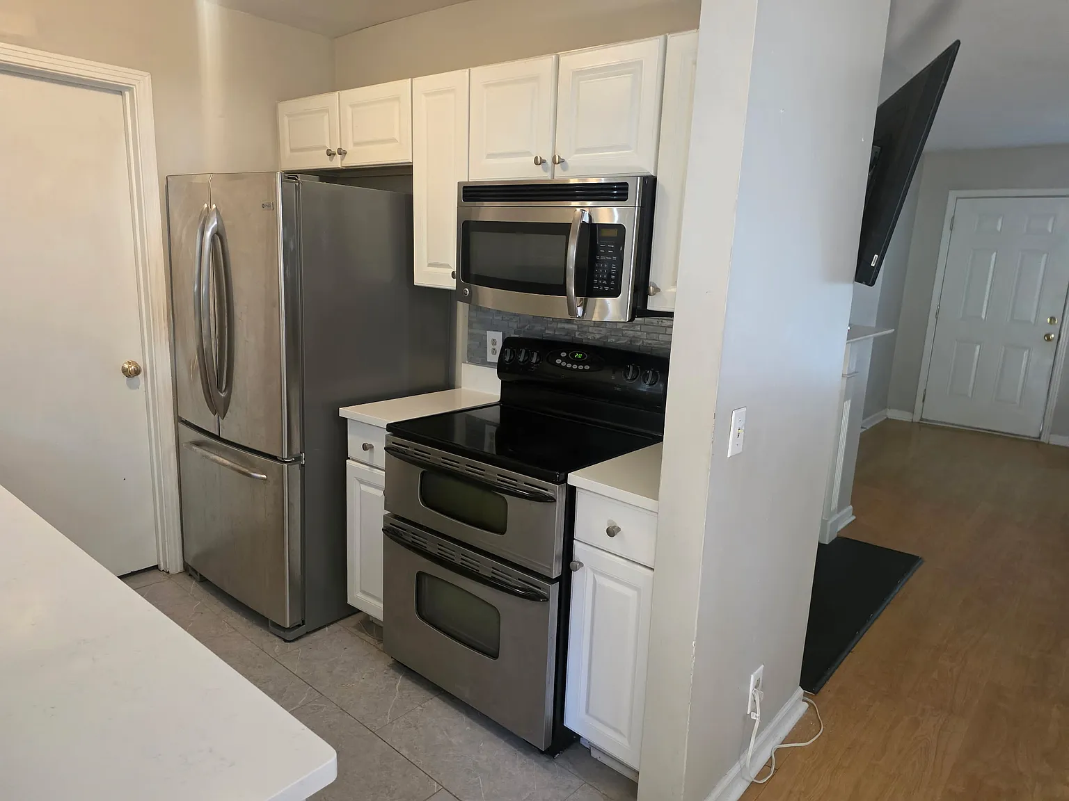 2 bed, 984 sqft, $1,800 — Photo 2
