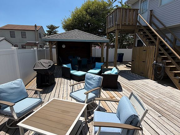 5th image of 604 Beach Ave E #2