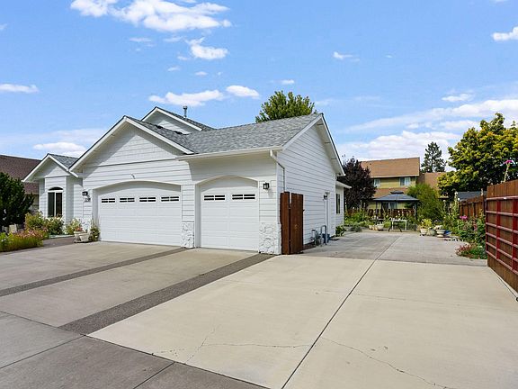 3rd image of 2234 SE Pilatus Ln