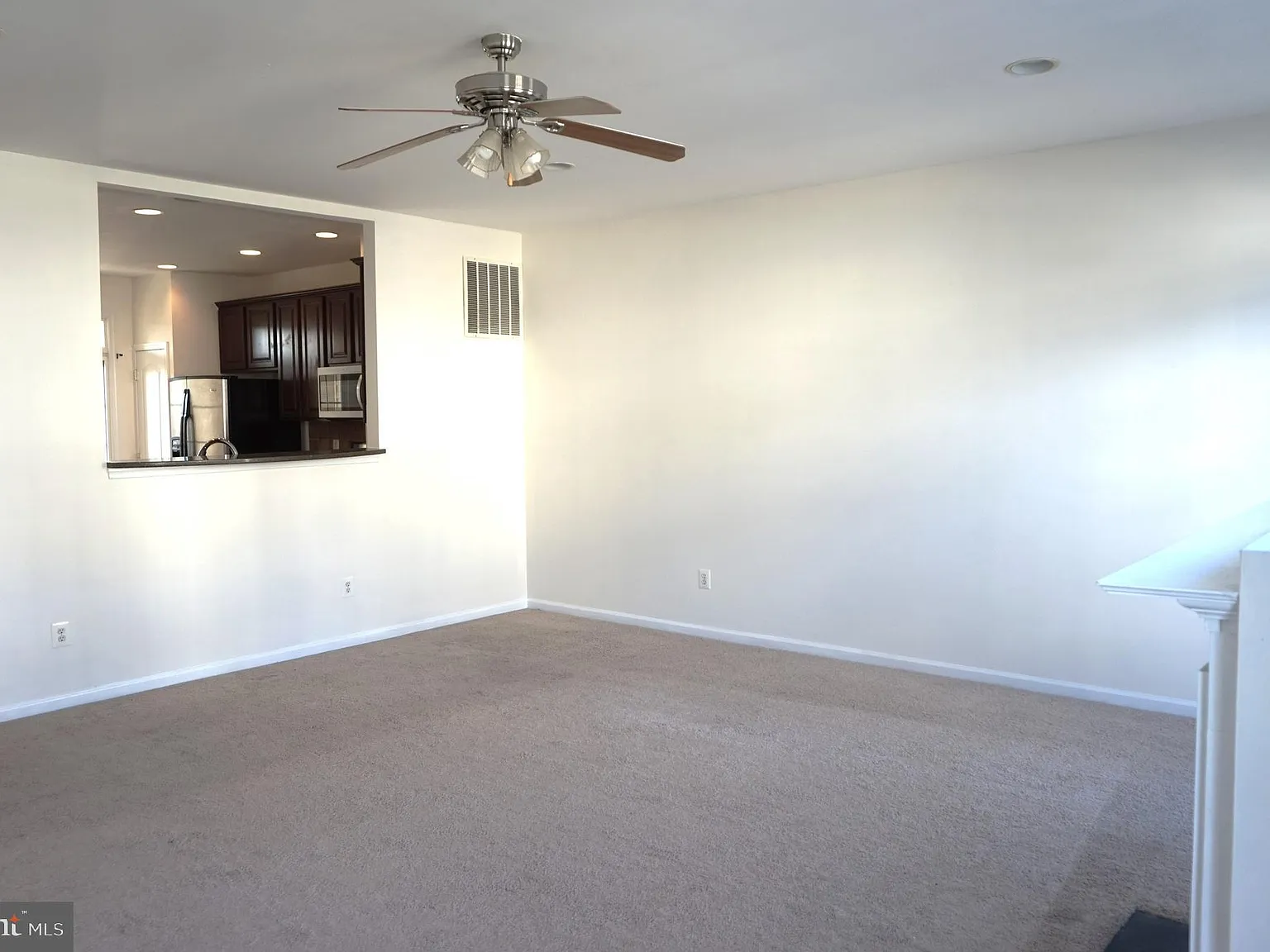 3 bed, 4.0 bath, 1966 sqft, $3,050 — Photo 2