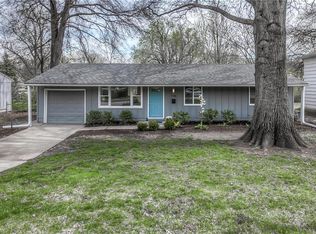 7735 Colonial Dr, Prairie Village, KS 66208
