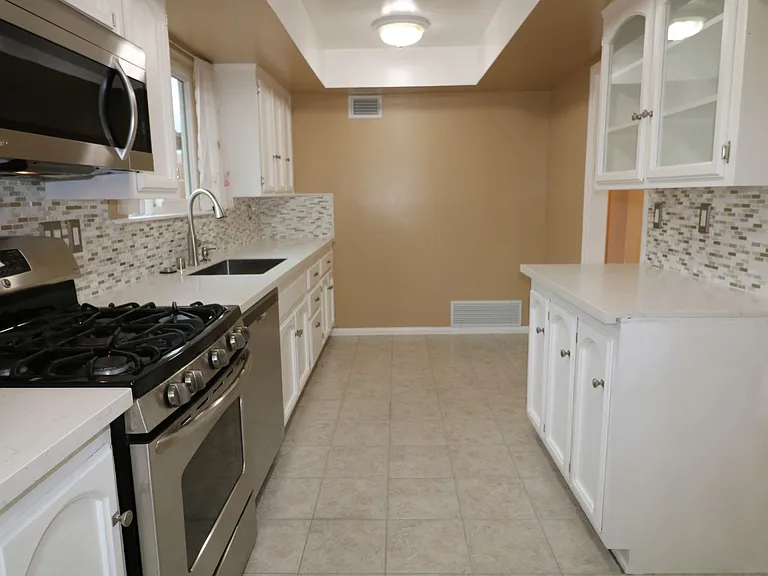 22325 Wyandotte St — Photo 10