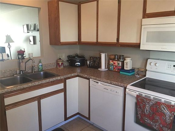 3rd image of 565 Quaker Ln APT 109