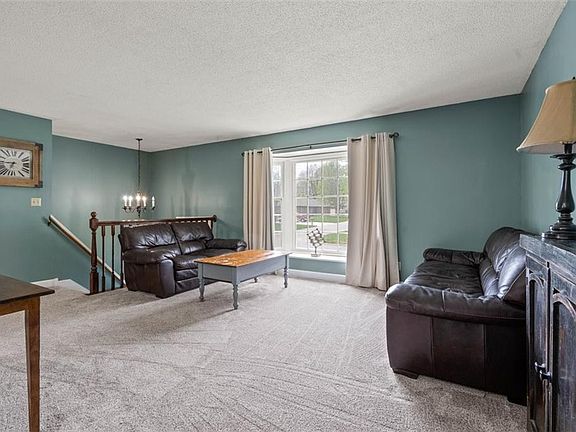 3rd image of 209 SE Noeleen Ln