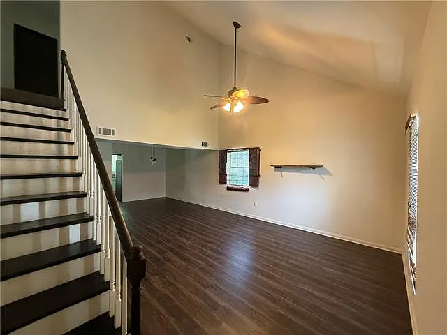 3 bed, 2.5 bath, 1900 sqft, $1,900 — Photo 2