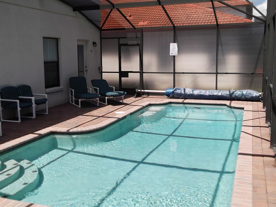Pool with privacy glass