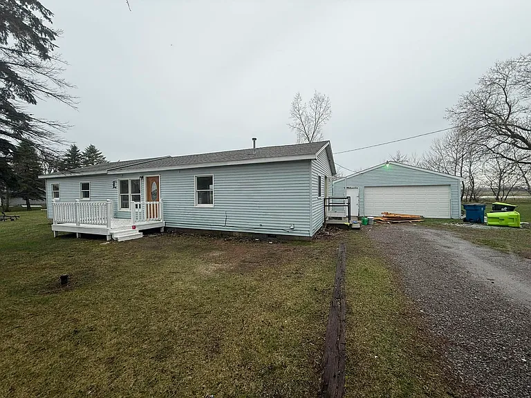 1442 Eleven Mile Rd — Photo 17