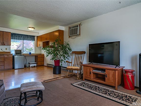 5th image of 125 White Birch Pl
