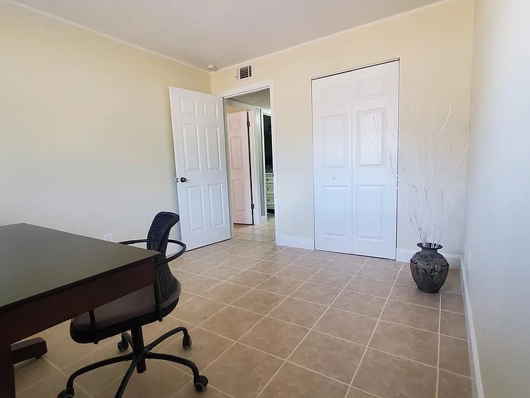 605 Northlake Blvd #7 — Photo 16