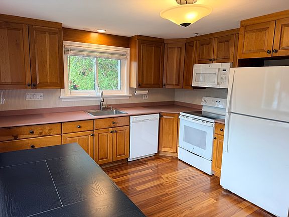 3rd image of 484 Elm St #0