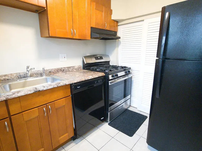 2528 Iverson St — Photo 4
