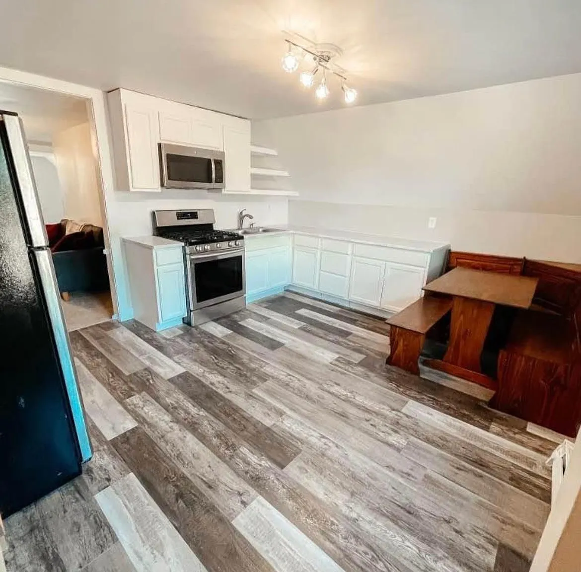 1371 Beach Ave — Photo 2