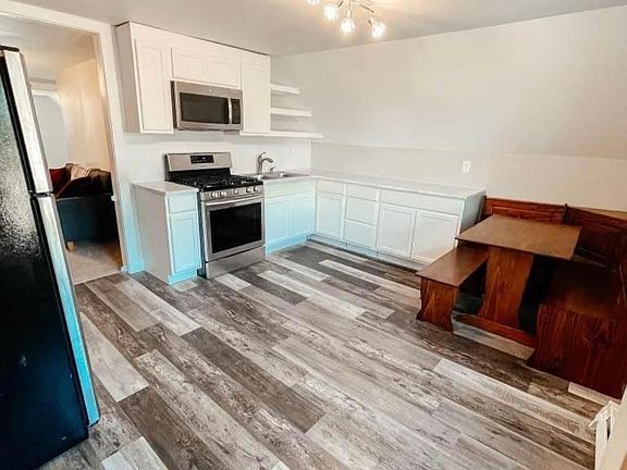 2nd image of 1371 Beach Ave APT 3