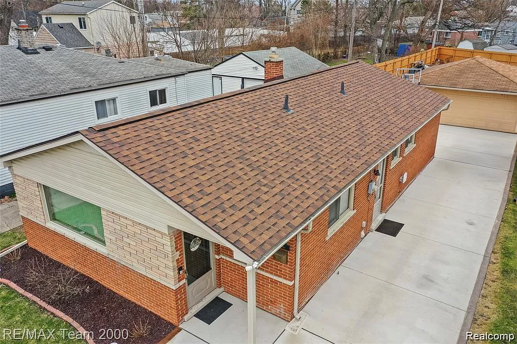 3 bed, 1.5 bath, 1160 sqft, $2,100 — Photo 2