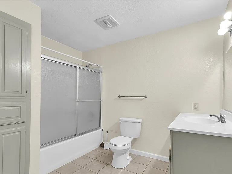 209 W Trinity St #C — Photo 16