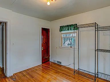 4th image of 810 W Lewis St #1
