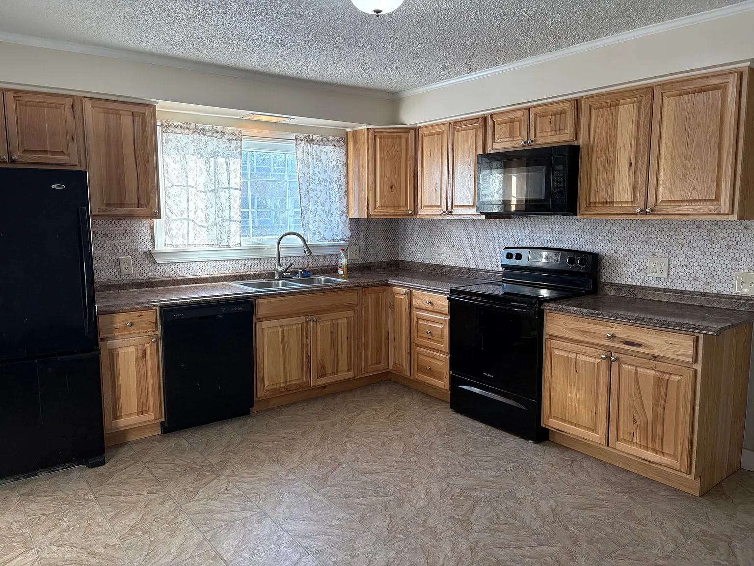 4 bed, 1775 sqft, $2,800 — Photo 3