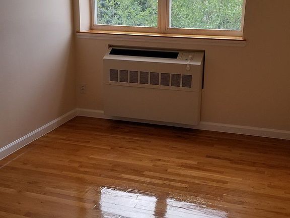 2nd image of 2582 37th St APT 4B