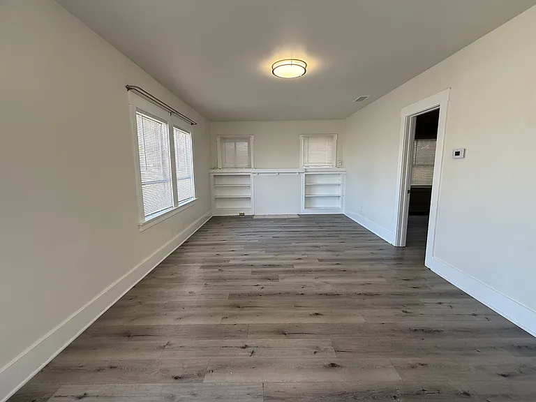 1116 Irving Ave — Photo 3