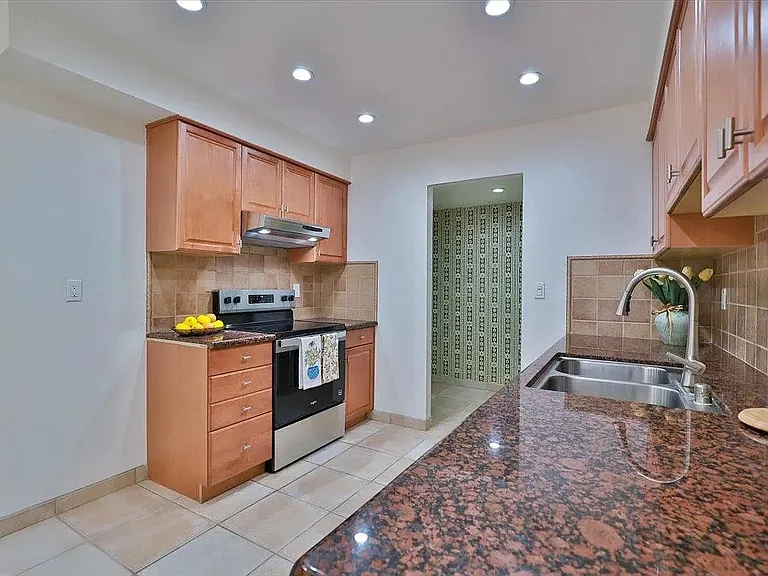 6821 Havenhurst Dr — Photo 10