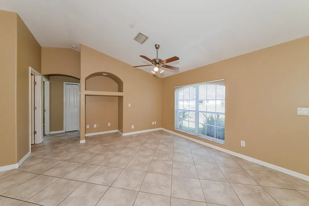3 bed, 2.0 bath, 1241 sqft, $1,710 — Photo 3
