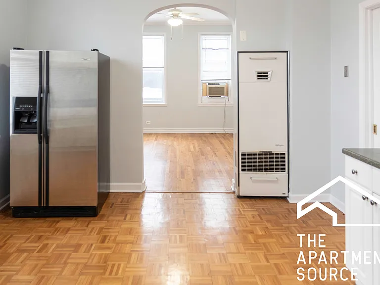 2215 W Wellington Ave #1R — Photo 2