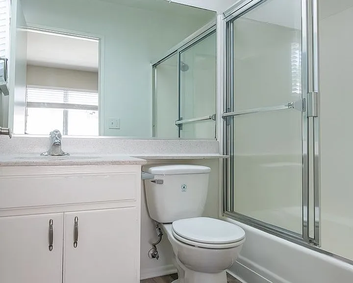 407-409 W Lexington Dr — Photo 14