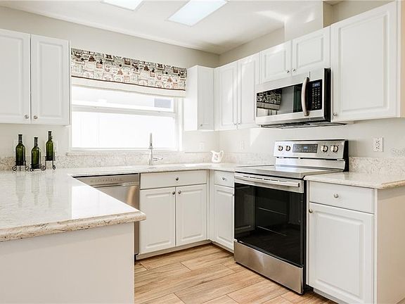 5th image of 735 Wildflower Dr