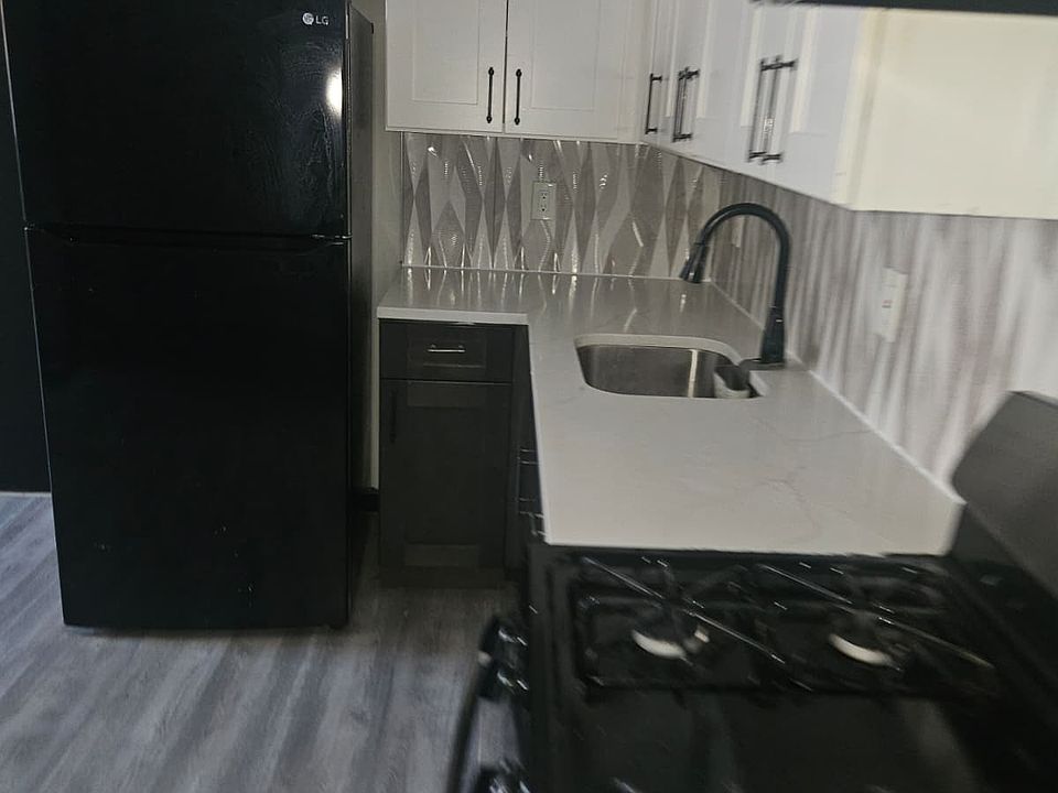 2nd image of 305-306 Magnolia Ave #1