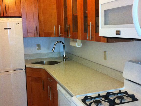 2nd image of 153 E 87th St